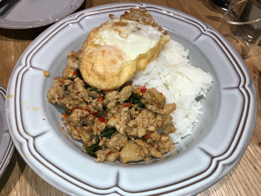 エキエバル「マンゴツリーキッチン」のガパオライスは本場タイの味！