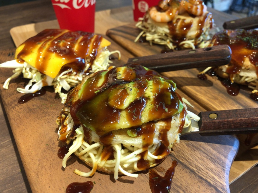 エキエバル「ライオンバーガー」 で広島風お好み焼きが味わえる？！